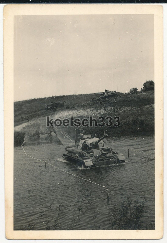 Foto Panzer IV Kampfwagen der Wehrmacht durchfährt einen Fluss im Osten ..