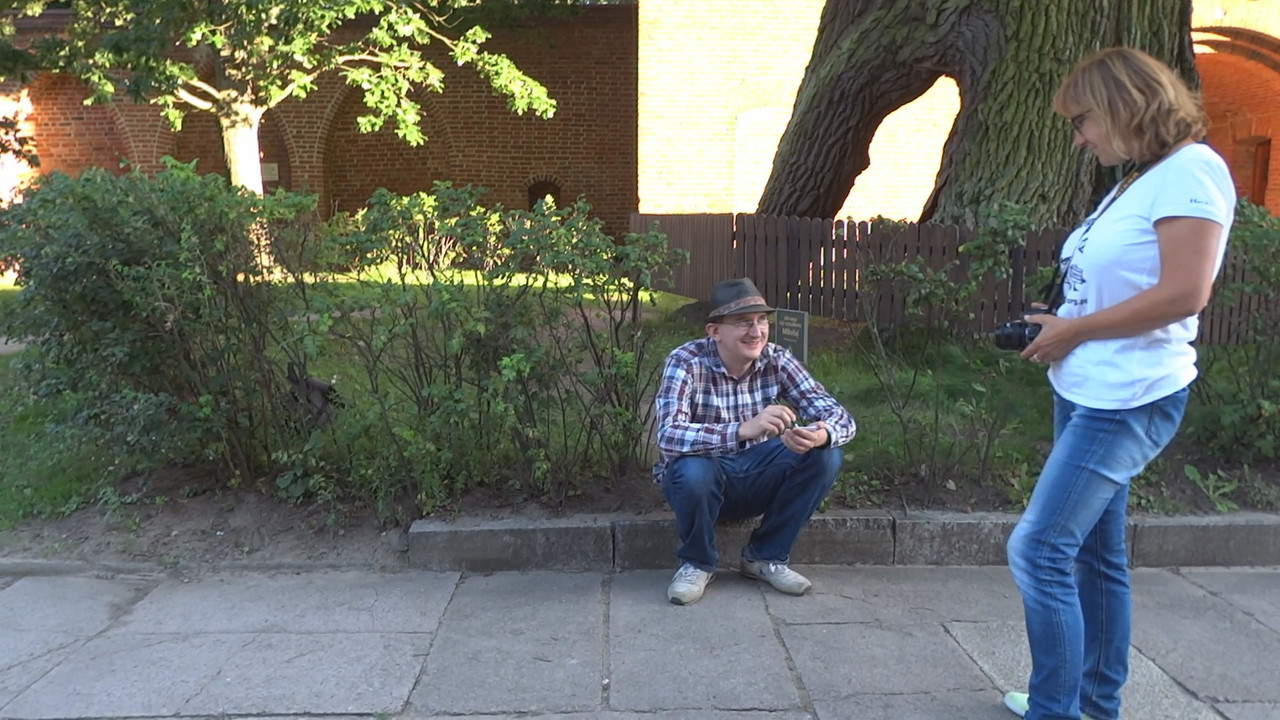 33.04 - Scenku na katedralnym dziedzińcu_000408