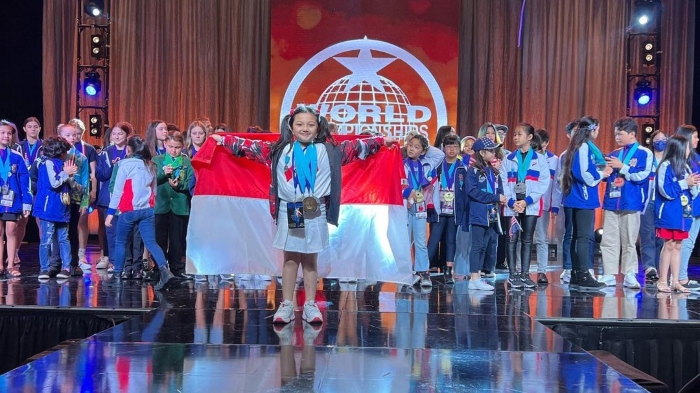Arsy Addara M Nurhermansyah, atau yang akrab disapa Arsy berhasil memborong 14 penghargaan dalam kompetisi World Championship of Performing Arts (WCOPA) di Amerika Serikat (AS).