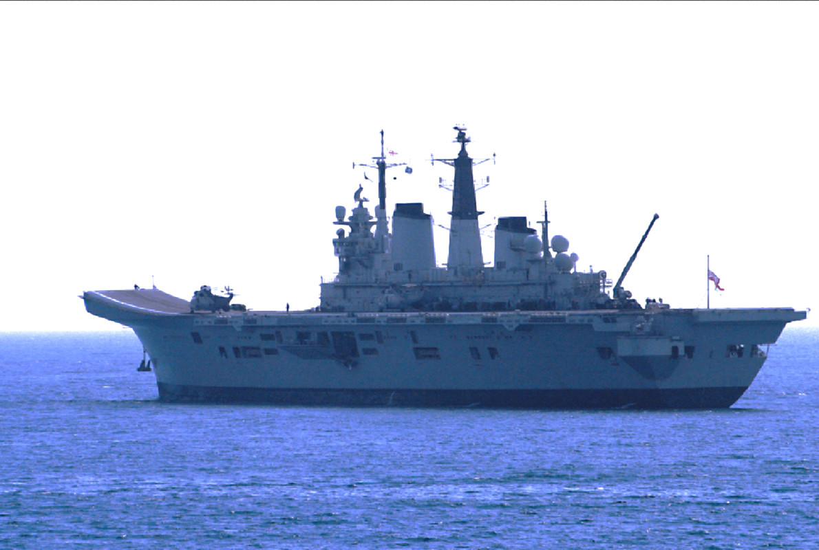 HMS Ark Royal у Тенерифе 3 апреля 2002
