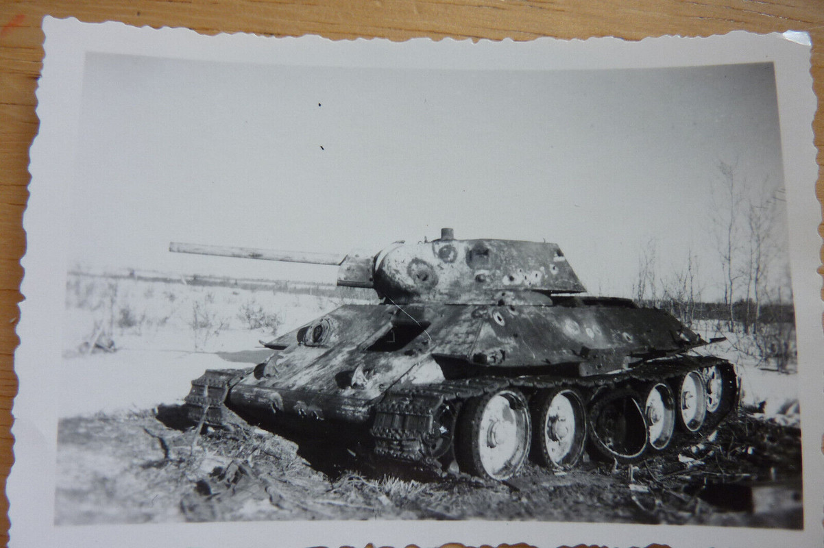 Tank T-34 Russe Treffer Wintertarnung März 1942 Ostfront Panzer Wehrmacht