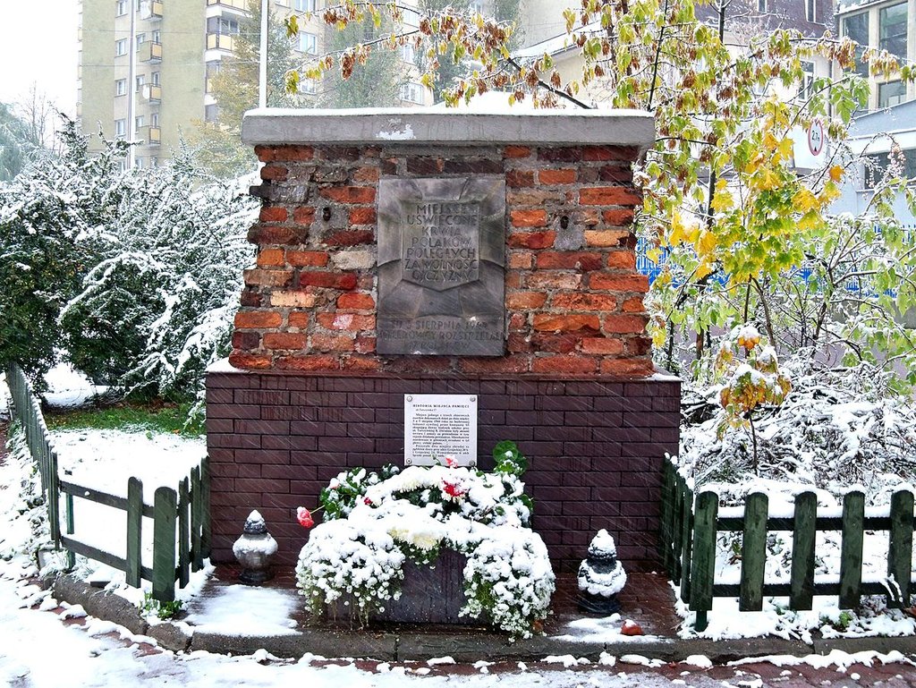 Placa conmemorativa en recuerdo de la masacre de Ochota