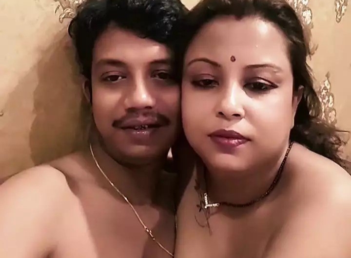 Horny Bhabhi Giving Blowjob and Hard Fucking With Moaning
