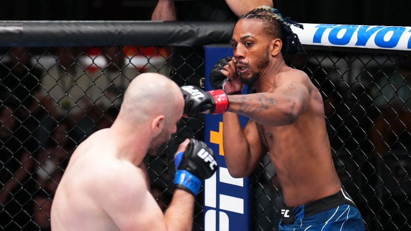 Боец на UFC се оплака, че Кевин Холанд го пребил