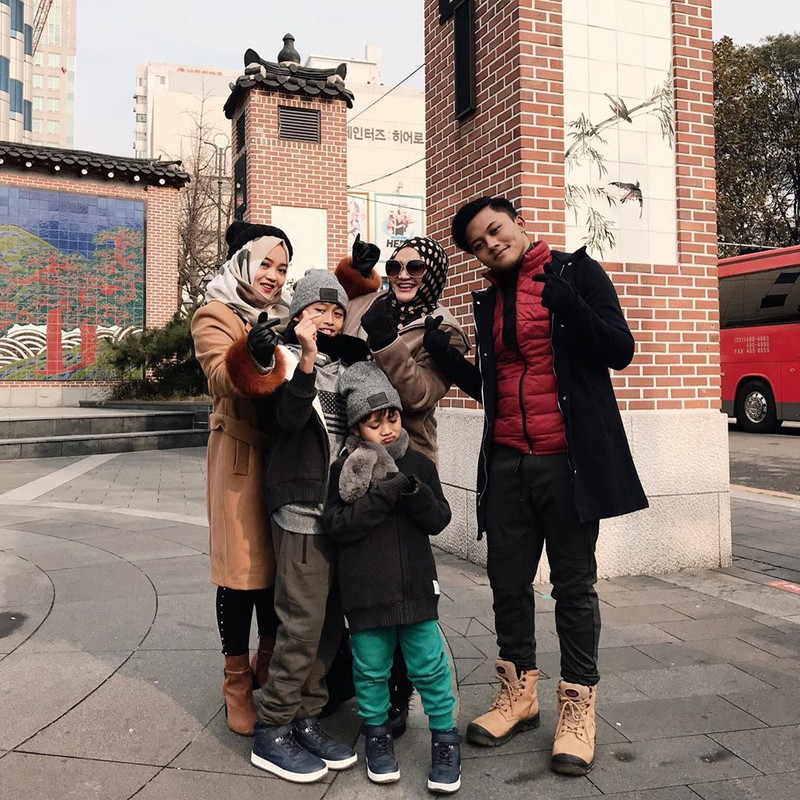 Mendiang Lina Jubaedah bersama anak-anaknya.