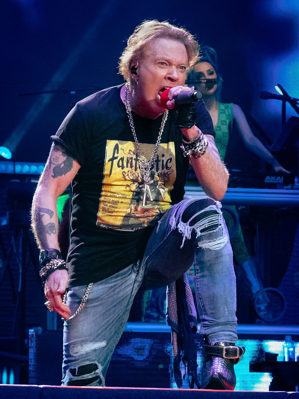 Axl-Rose-sings-in-London-2022.jpg