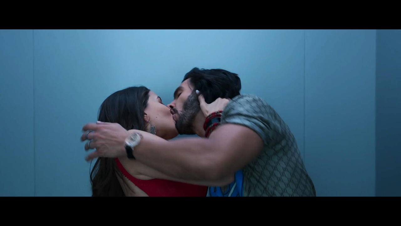 Rocky Aur Rani Kii Prem Kahaani 2023 - by Telly - VLC media player 08-09-2023 14_05_19