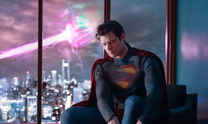 Henry Cavill como Superman invulnerável - balas ricochelando