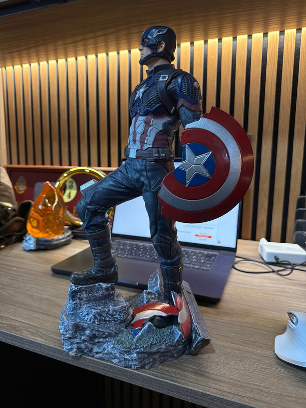 Vue d'ensemble de la statue Captain America