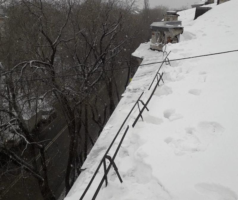 Сброс снега и наледи со скатной крыши: аккуратная очистка свесов и карнизной зоны