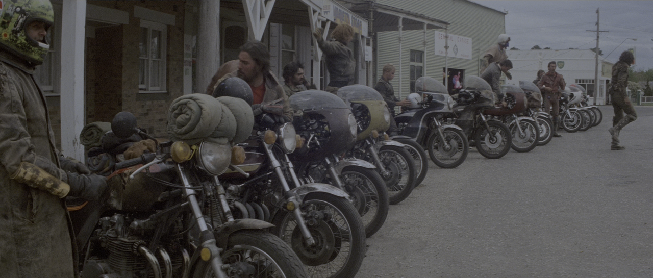 Mad.Max.1979.ITA.ENG.2160p.UHD.BluRay.x265.10bit.HDR-MeM.mkv_snapshot_00.20.54_[2020.11.22_20.54.09]