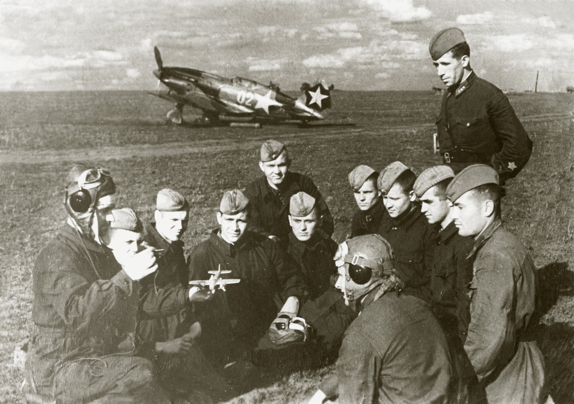 Mikoyan-Gurevich-MiG-3-487IAP-PVO-no-02-HSU-Capt-AG-Lukyanov-at-Shchigry-Jun-1943-01