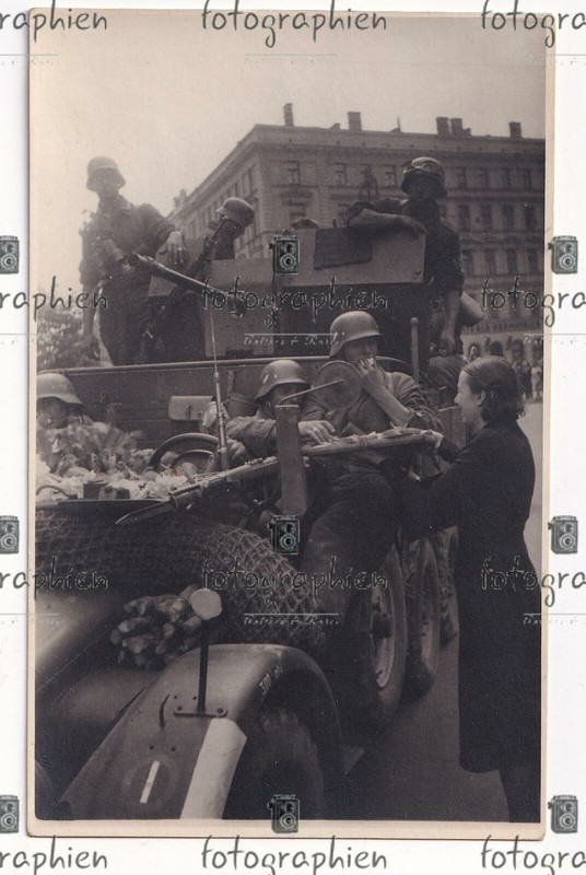 org. Foto Lettland Riga Kfz Pkw Einnahme Bevölkerung 1941.