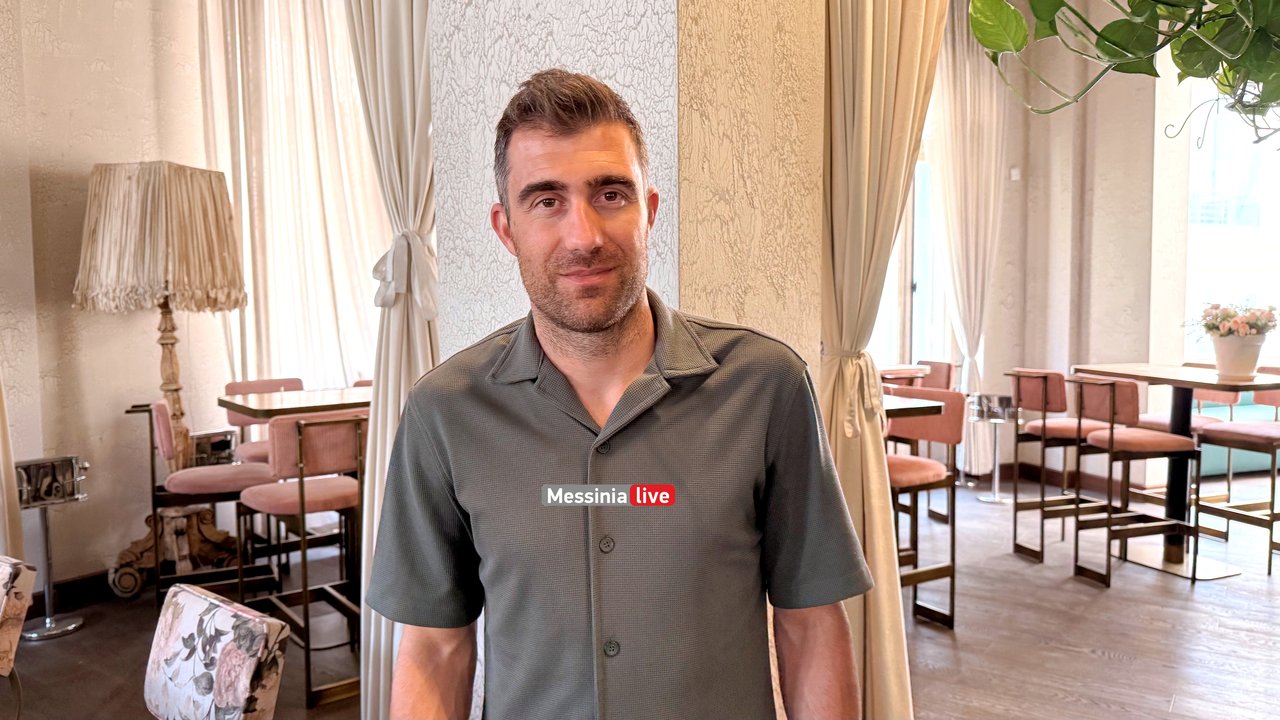 papastathopo

🧱 Βασικά στοιχεία
Ημερομηνία γέννησης: 9 Ιουνίου 1988, Καλαμάτα 
Ύψος: 1,86 μ.
Θέση: Κεντρικός αμυντικός
Σύζυγος: Ξανθίππη Σταμουλάκη, με τρία παιδιά 
🧭 <strong>Καριέρα – Σύλλογοι</strong><br />
AEK Αθηνών (2005–2008): Νεαρότατος αρχηγός στα 19, πρώτος επαγγελματικός σταθμός<br />
Genoa, AC Milan, Werder Bremen (2008–2013): Αποκτά εμπειρία σε Ιταλία και Γερμανία<br />
Borussia Dortmund (2013–2018): 130 συμμετοχές, 7 γκολ – Δις πρωταθλητής Bundesliga<br />
Διεθνής αναγνώριση ως «International Class» αμυντικός<br />
Arsenal (2018–2021): 44 συμμετοχές, 3 γκολ – Πρωταθλητής FA Cup 2019–20<br />
Ολυμπιακός (2021–2023): Επέστρεψε στην Ελλάδα και κέρδισε δύο πρωταθλήματα<br />
Real Betis (2023–2024): Ολοκλήρωση καριέρας<br />
🌍 <strong>Εθνική Ελλάδας</strong><br />
90 συμμετοχές (2008–2019), 3 γκολ<br />
Εκπροσώπησε την εθνική σε Euro και Μουντιάλ ﹣ το 2014 πέτυχε το πρώτο του γκολ στο Παγκόσμιο Κύπελλο</p>

<div>
	<a href=