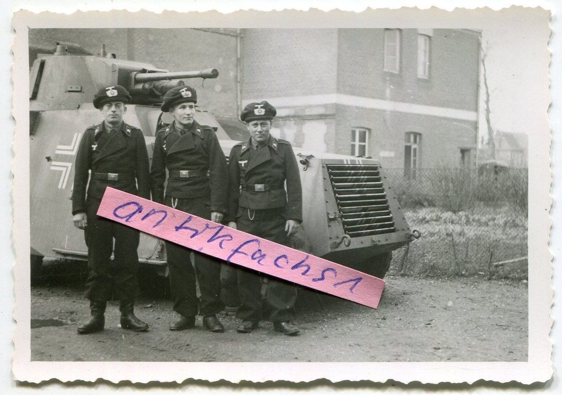 Foto Beute-Panzer  Schützen-Panzer aus Holland mit großem Balkenkreuz 2.WK