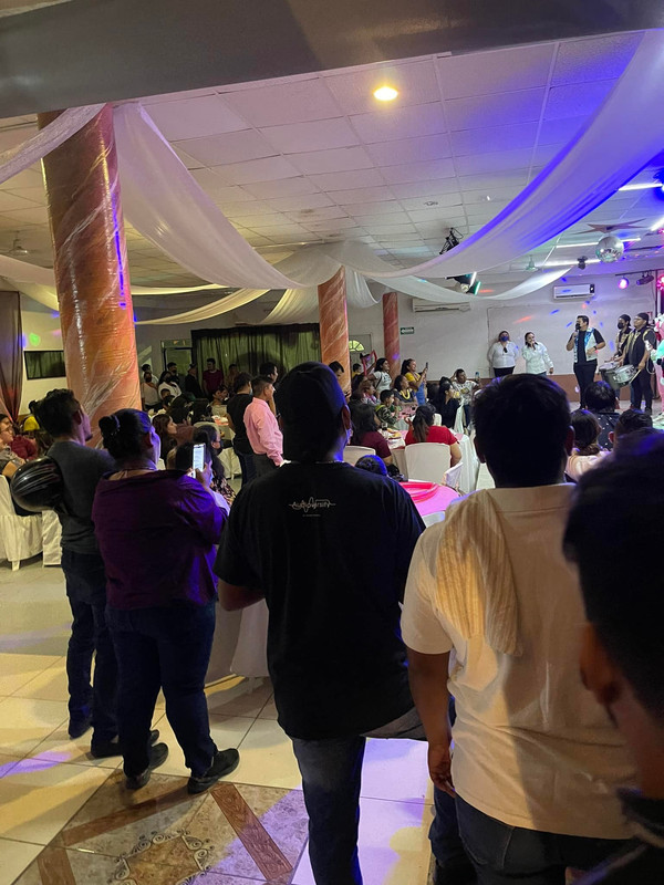 Invitados no asisten a sus XV años y tras publicarlo en redes recibe gran sorpresa