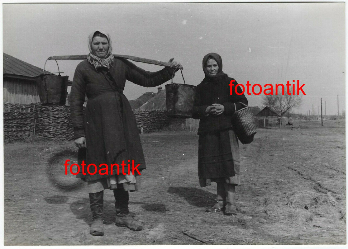 Foto 2WK Ostfront Bauern Frauen beim Wasser holen Kopftuch Tracht Top