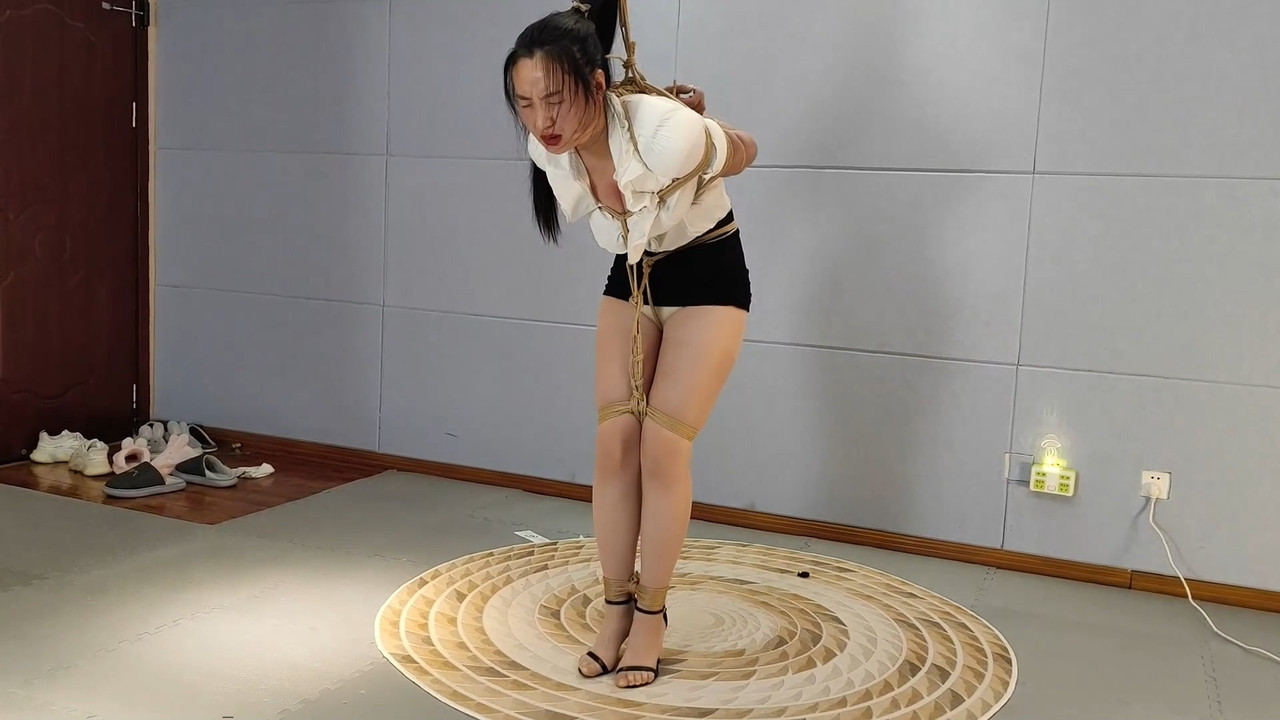 一绳所爱 紫涵职业装五花紧缚单脚吊绑.mp4_20240630_084822.289