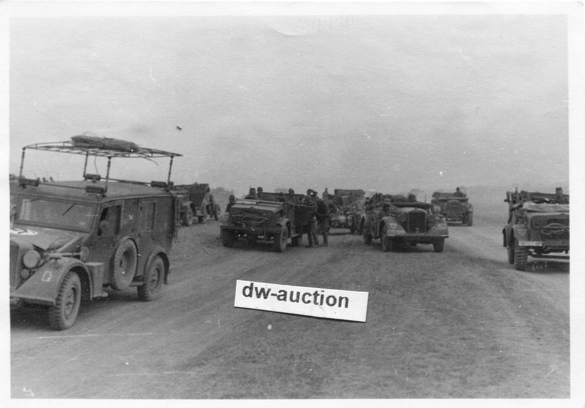 Jäger Rgt. 75 , Fahrzeug mit Div. Abzeichen