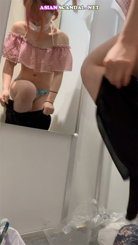 Das JK-Mädchen in der Umkleidekabine im Einkaufszentrum