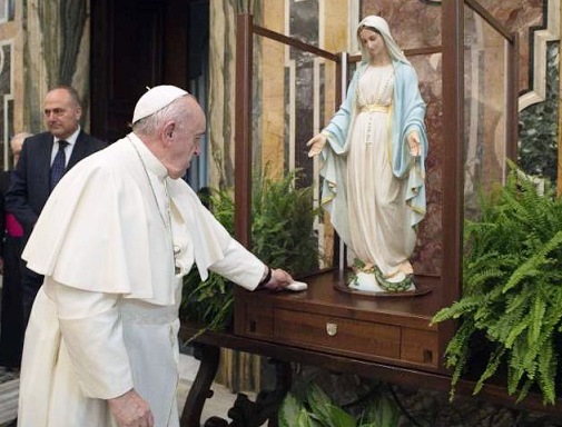 Papa-Francesco-e-la-Madonna-della-Medaglia-miracolosa dans Articoli di Giornali e News