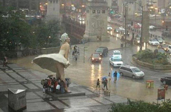 Dans un garage près de chez vous - Page 3 Marilyn-monroe-statue-rain1