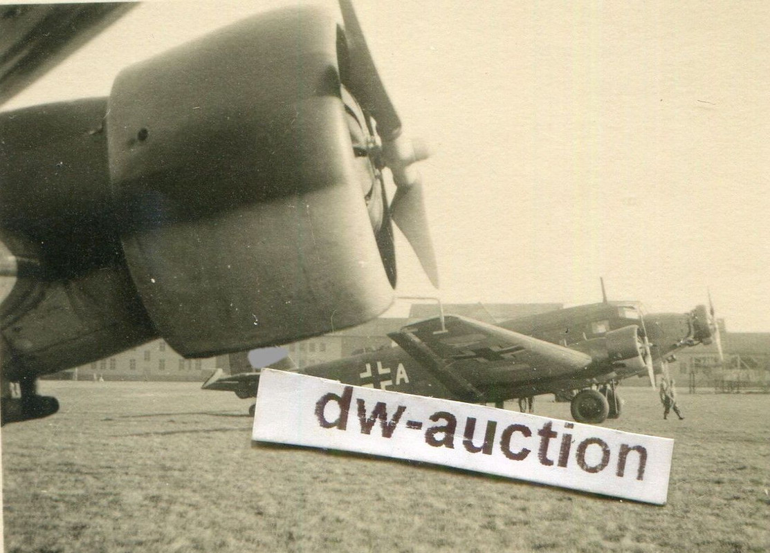 Ju 52 auf Flugplatz (1)