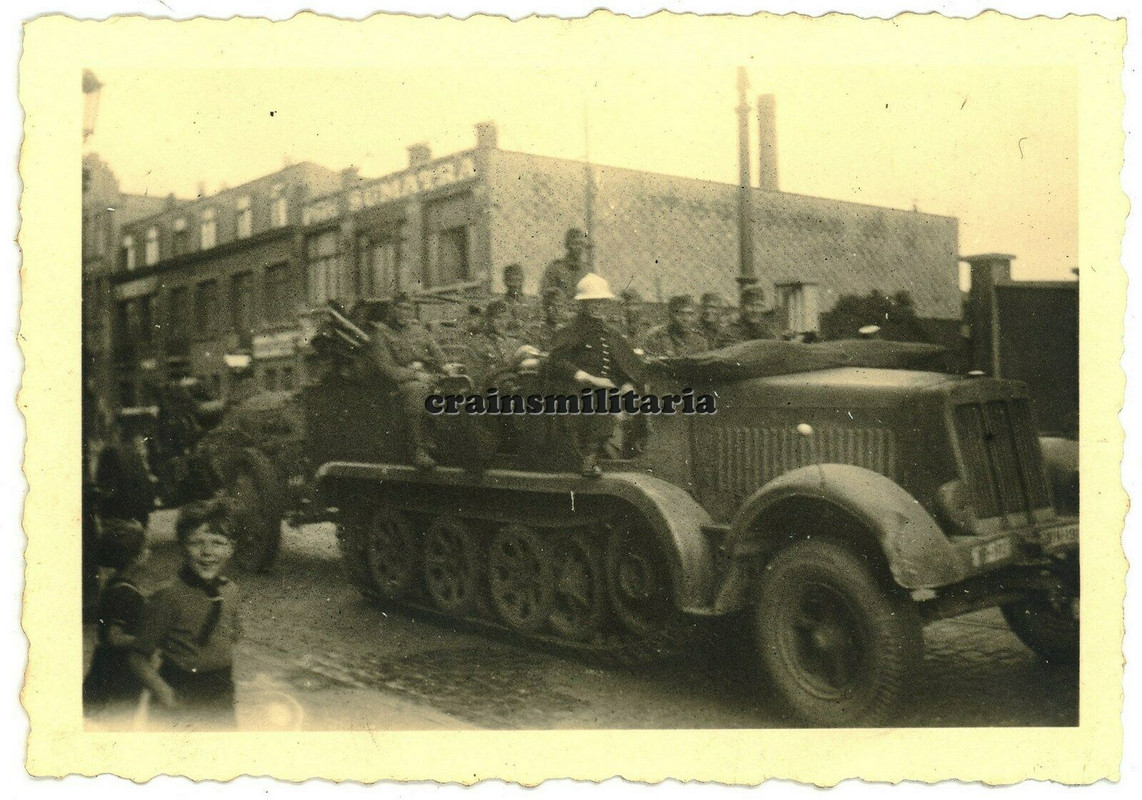 Orig. Foto belgische Polizei führt 19.ID Halbkette SdKfz in BRÜSSEL Belgien 1940