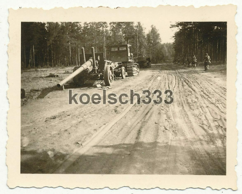 Foto Landser auf Fahrrädern am russischen Artillerie Traktor an der Ostfront !