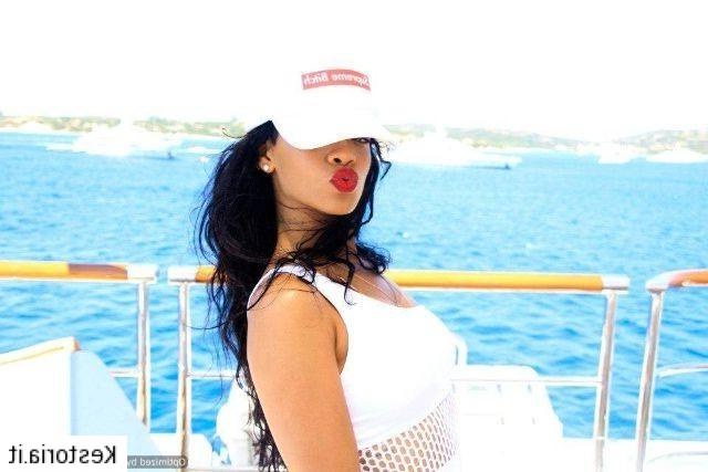 http://kestoria.it/wp-content/uploads/2013/01/Rihanna-vacanze-in-barca-foto-facebook-7.jpg