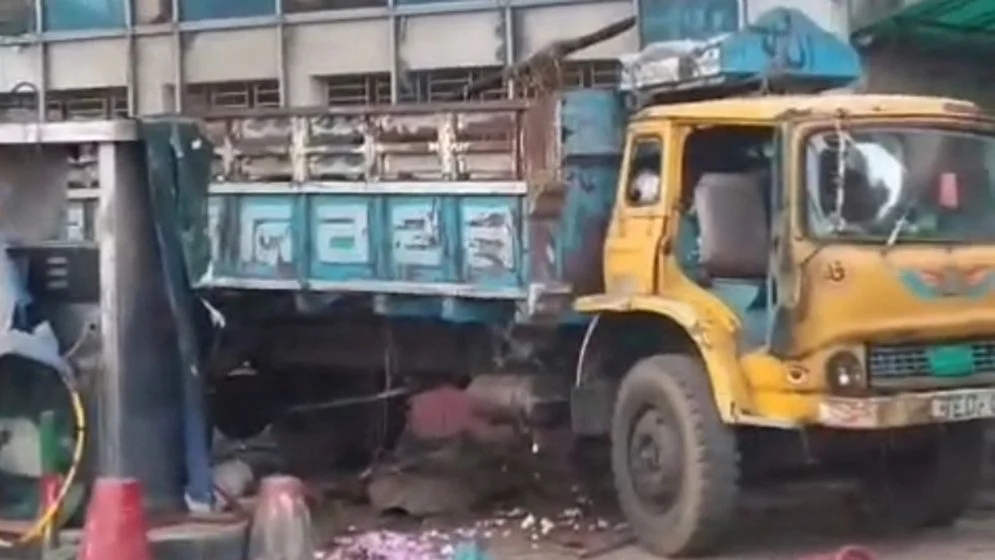 গ্যাস নেওয়ার সময় বিস্ফোরণে তছনছ ট্রাক, আহত ৭