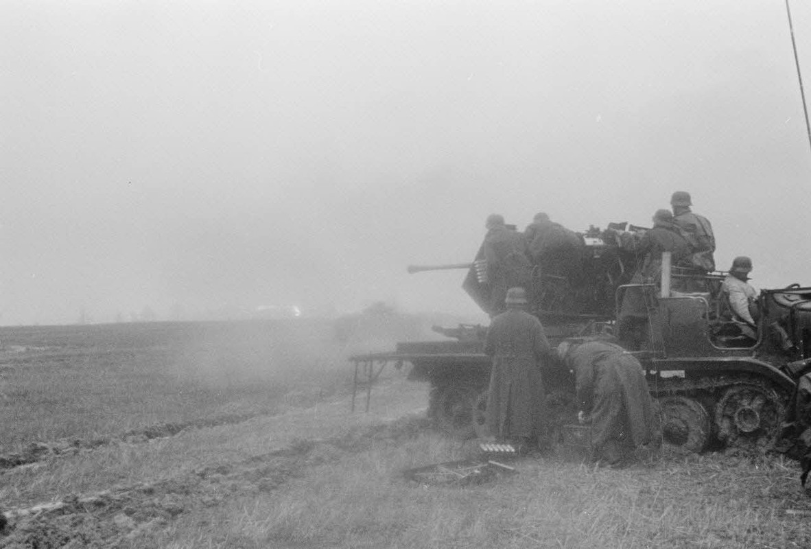 Chargé de fantassins allemands, un semi-chenillé Sd.Kfz.62 équipé d'un canon de 3.7cm Flak 36 du Lei