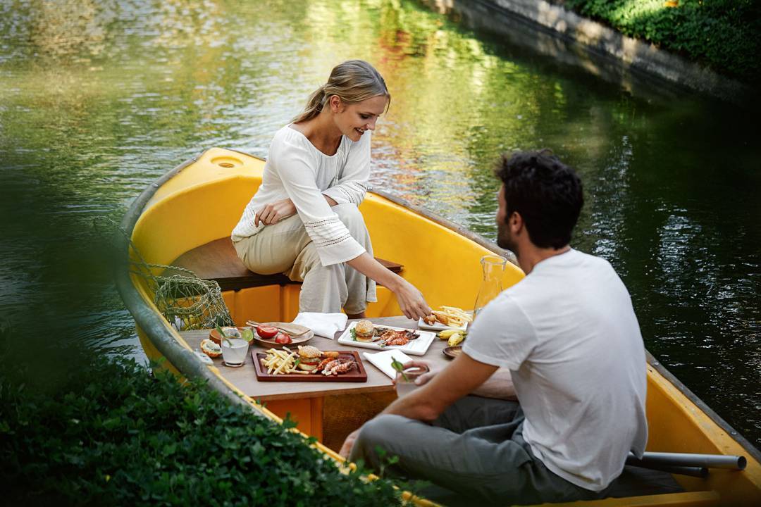 Sarapan di atas perahu yang ditawarkan Kamandalu Ubud