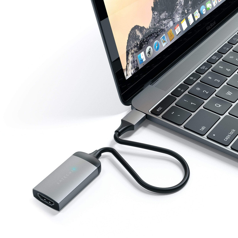 Adaptador Satechi USB-C a HDMI mostrando su diseño compacto de aluminio.