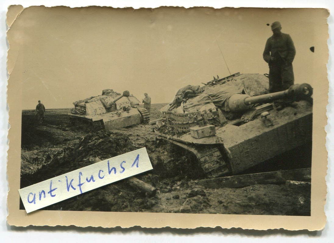 2 Panzer vom Typ Sturmgeschütz 1943-44 , eins mit Saukopf-Blende