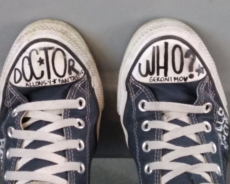 https://i.postimg.cc/QN4KkF3S/doctor-who-converse.jpg