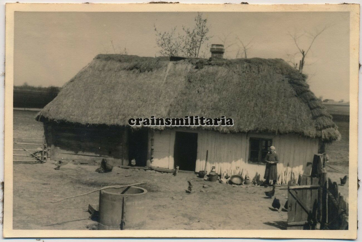 Orig. Foto russische Bauerin Frau bei Bauernhaus in Russland 1941 Bevölkerung