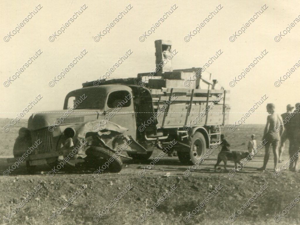 Foto, Luftwaffe, 2.(F)122, zerstörter LKW, Einsa