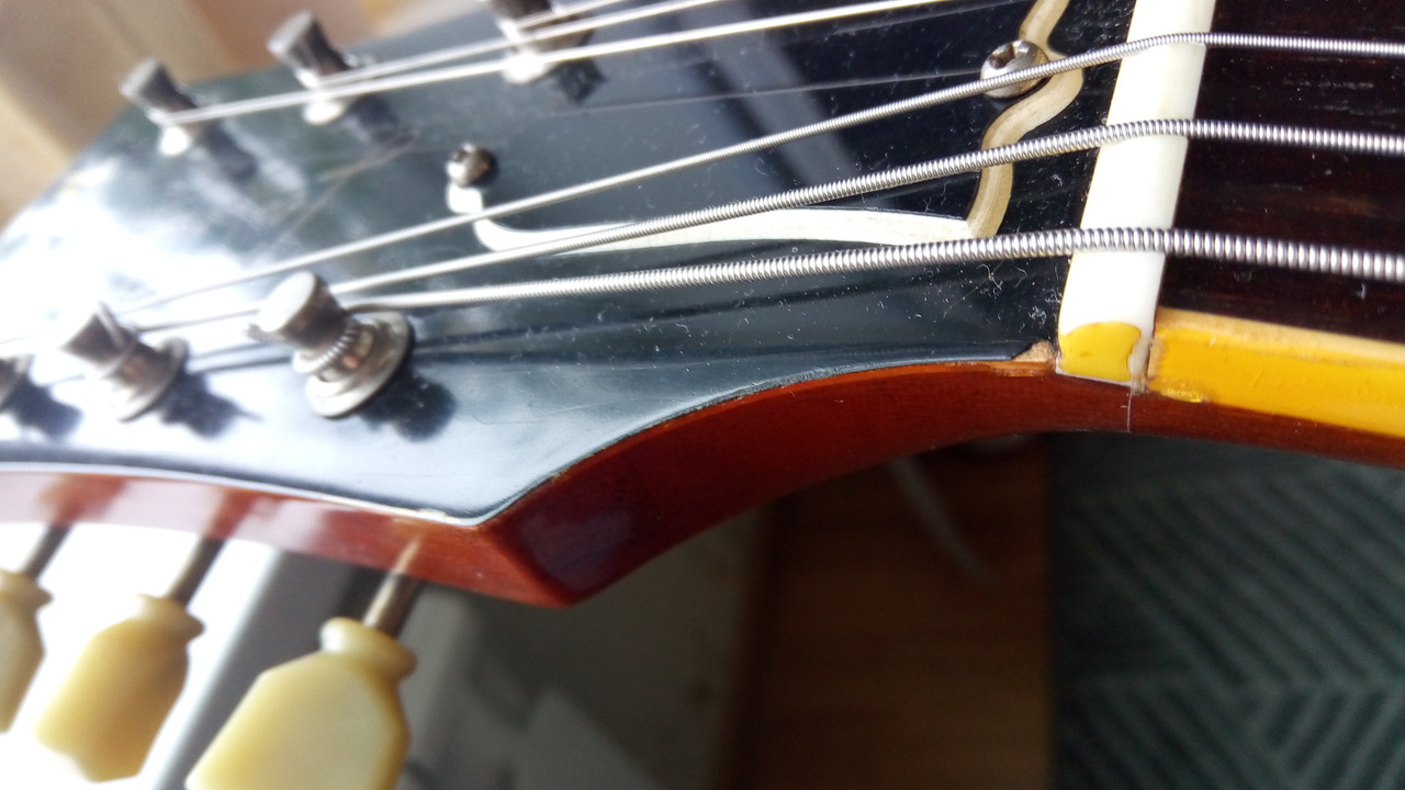 Как поменять порожек на гитаре. Верхний порожек гитары. Нижний порожек гитары. Верхний порожек для акустической гитары. Компенсационный порожек гитары.
