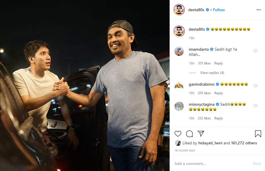 Unggahan desta mengenang foto lama dengan mendiang