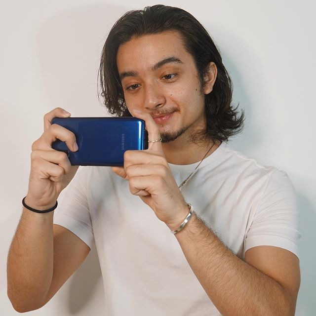 7 Potret seleb pria dengan rambut gondrong, penampilannya keren abis