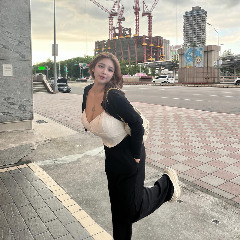 最強女僕到府服務話題爆棚的吸睛社群截圖畫面