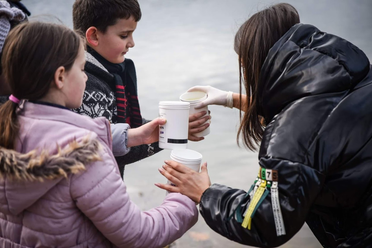 Dajana working with children on water samples