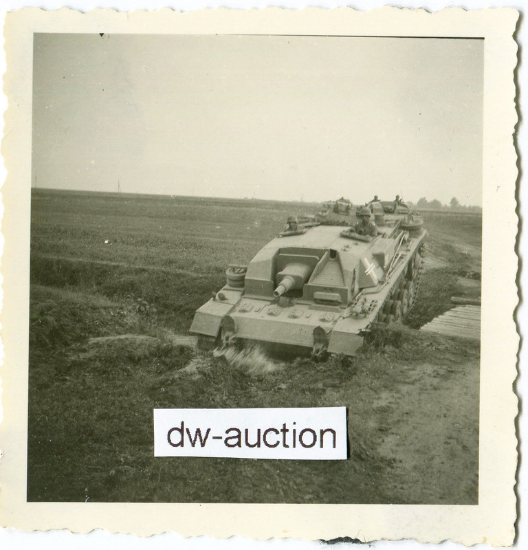 Sturmgeschütz überwindet kleinen Bach