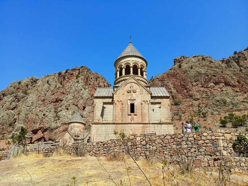 Армения - страна храмов, гор, камней и...