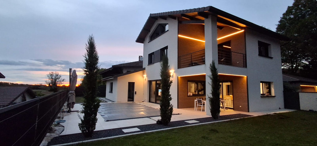 Après - Construction d'une maison contemporaine à Viriat de 195 m² avec piscine