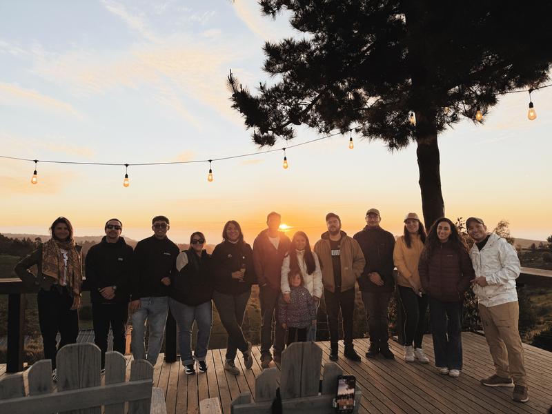 Grupo de visitantes en la terraza de Glamping Matanzas al atardecer