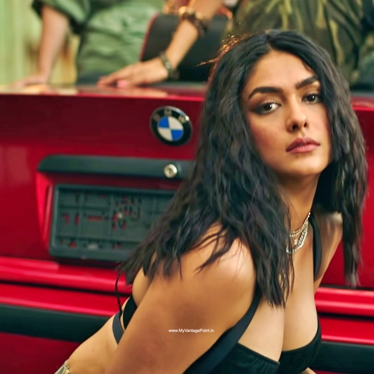 sexy-show-of-mrunal-thakur