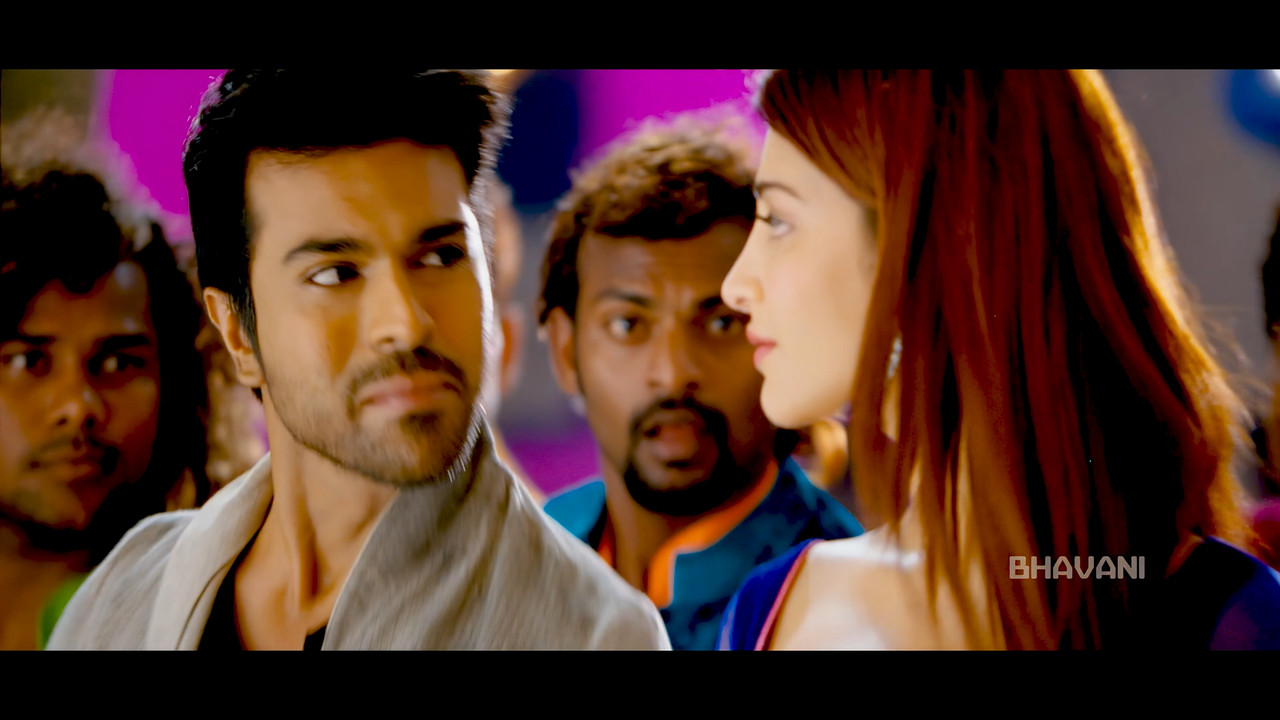 Shruti Haasan From Yevadu Hot Song 4K.mp4_snapshot_00.49.058