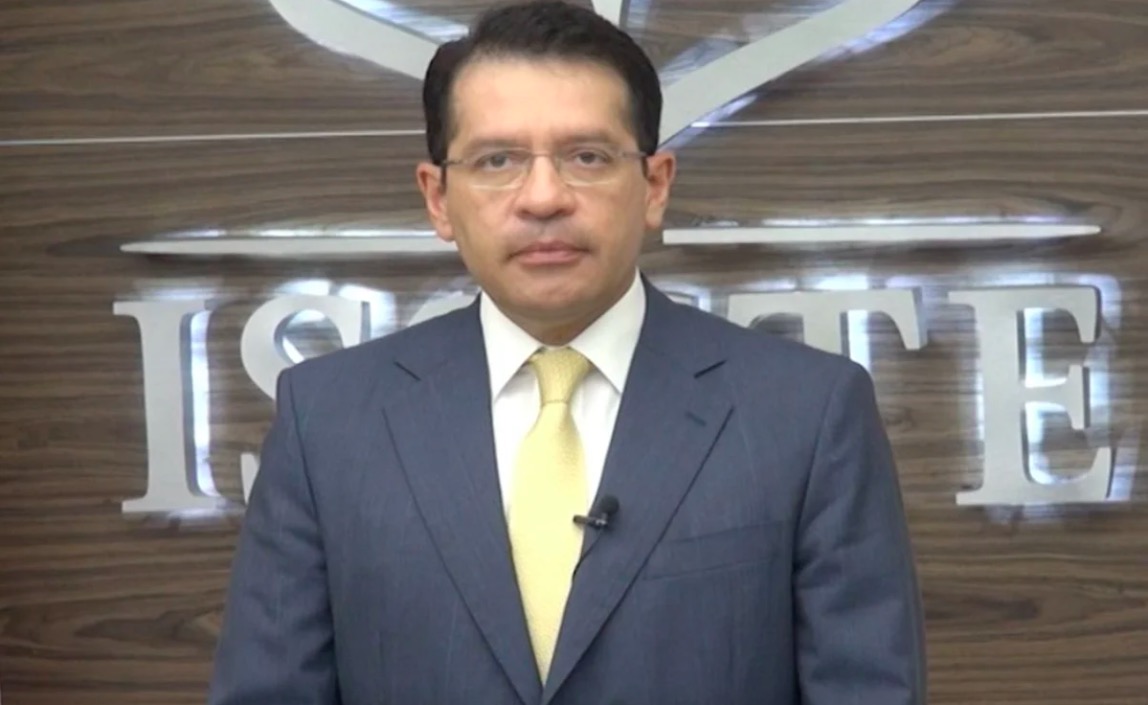 Director de ISSSTE anuncia su candidatura para gobernador de Oaxaca